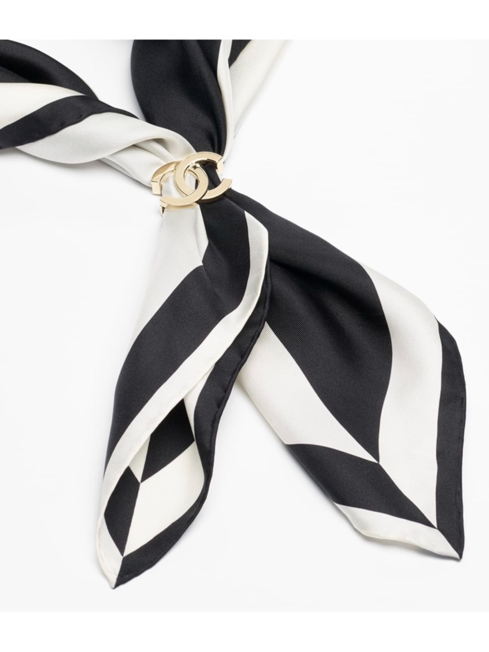 CHANEL Gold Interlocking CC scarf ring 2026 - Picture 3 of 13